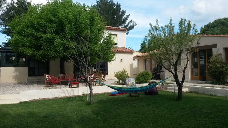 Photo de la location a temps partiel de : Studio au calme vue piscine aux portes de Montpellier à Castelnau-le-Lez