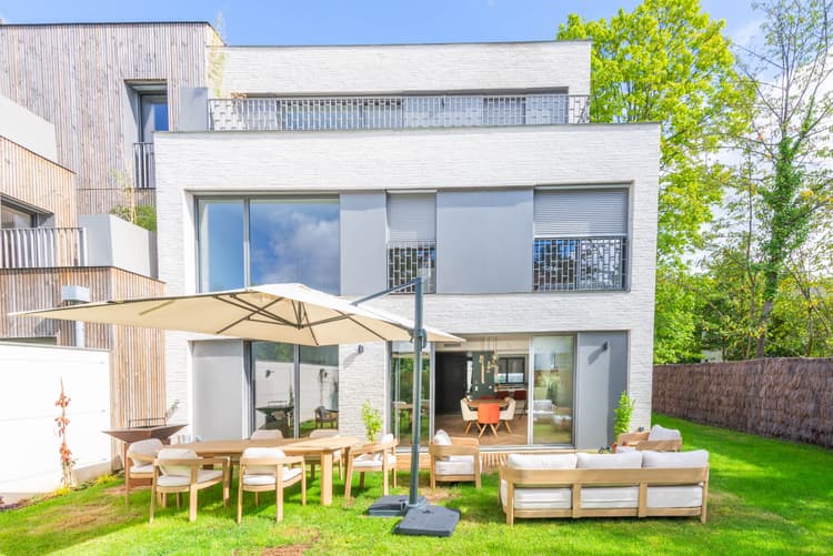 Photo de la location a temps partiel de : Chambre avec terrasse dans villa à Garches à Garches