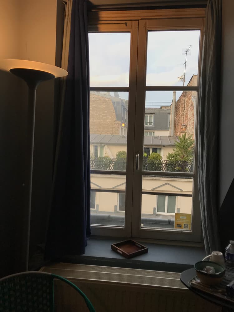 Photo de la location a temps partiel de : Grande chambre avec salle de bain et wc au coeur de Paris à Paris