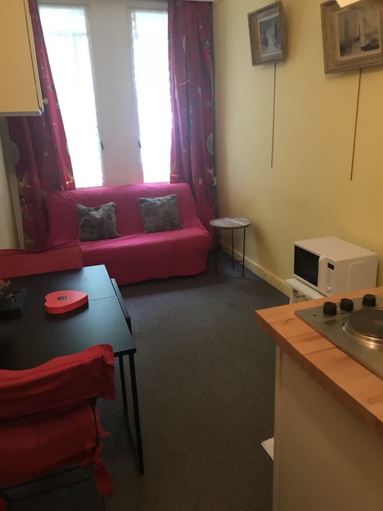 Photo de la location a temps partiel de : STUDIO MEUBLE RdJ PARC MONCEAU. 950€/MOIS (inclus EDF + ménage + entretien linge) à Paris