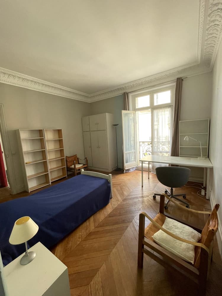 Photo de la location a temps partiel de : Grande chambre avec douche et wc dans un bel appartement central à Paris 15e