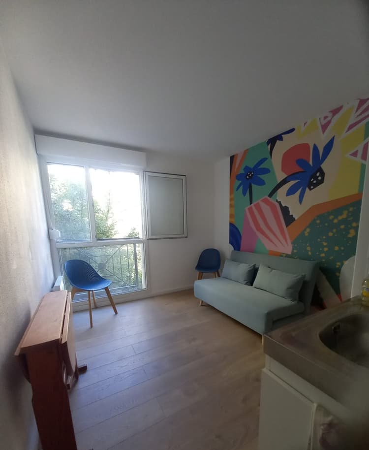 Photo de la location a temps partiel de : Studette colorée Marseille Blancarde,  1er étage ascenseur à Marseille