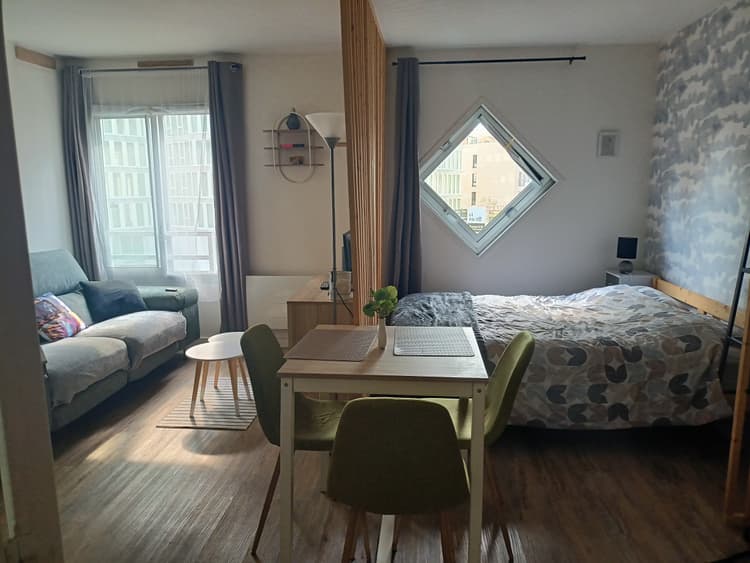 Photo de la location a temps partiel de : Grand studio avec coin nuit - très équipée au pied RER A / poss parking à Rueil-Malmaison