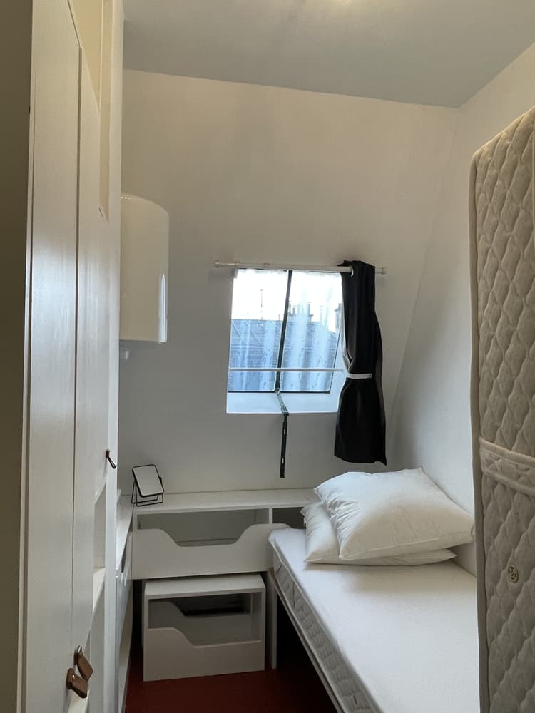 Photo de la location a temps partiel de : Chambre de service – Metro Villiers, disponible mi-octobre à Paris