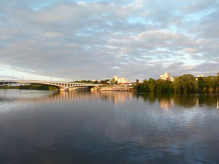 Photo de la location a temps partiel de : studio meublé sur péniche près de la Défense à Bezons