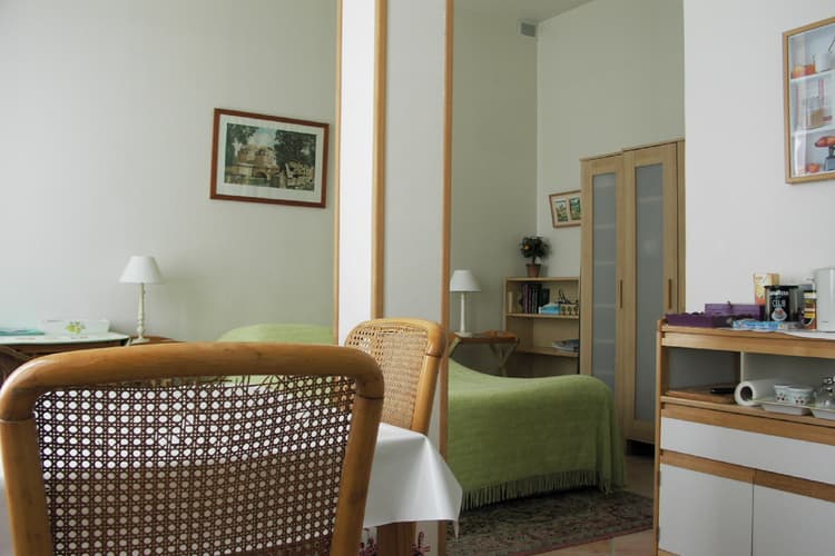 Photo de la location a temps partiel de : Studio meublé, classé 2 étoiles, situé en plein centre de Versailles ( quartier Notre-Dame) à Versailles