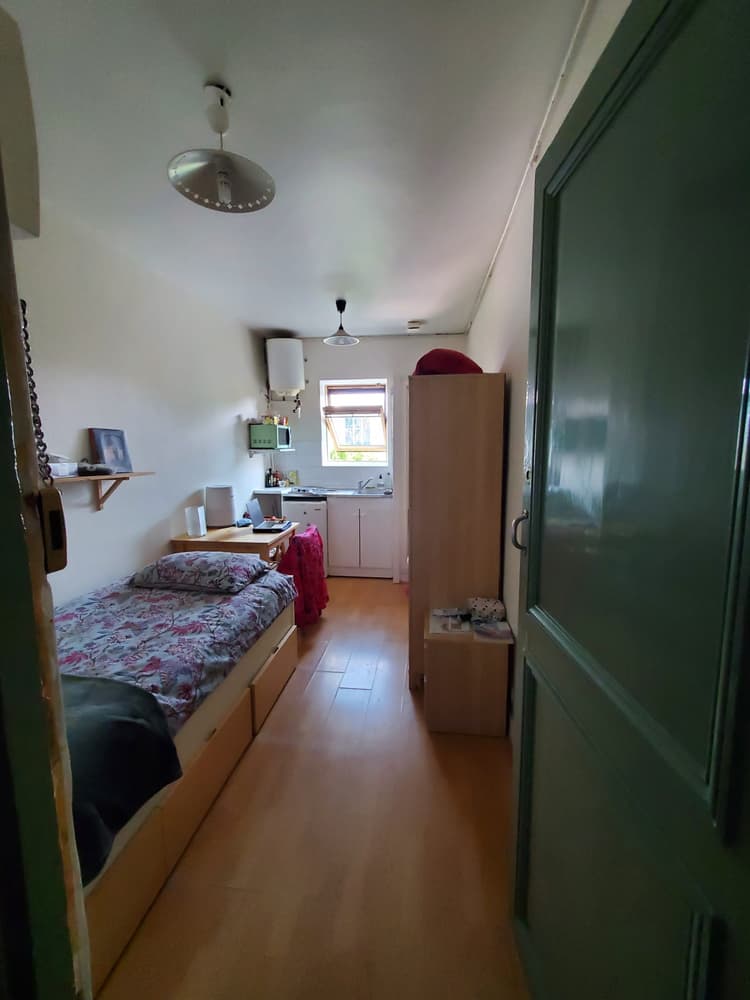 Photo de la location a temps partiel de : Studette reposante au calme vue sur espace vert et tour Eiffel Logement entier à Neuilly-sur-Seine