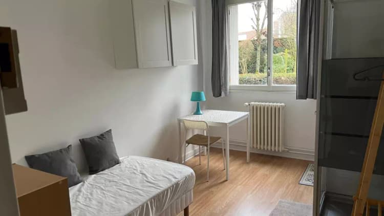 Photo de la location a temps partiel de : chambre de service au RDC centre St Germain en Laye à Saint-Germain-en-Laye
