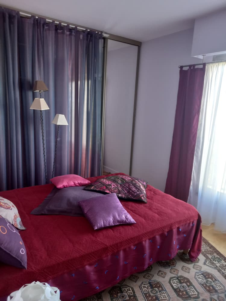 Photo de la location a temps partiel de : Croissy sur Seine, RER A. CHAMBRE MEUBLEE (11m²) avec SALLE de BAINS (4m²) attenante, privative avec WC. à Croissy-sur-Seine