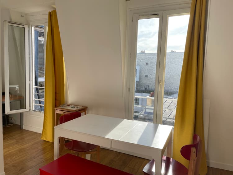 Photo de la location a temps partiel de : Charmant petit deux pièces, clair et calme à Paris