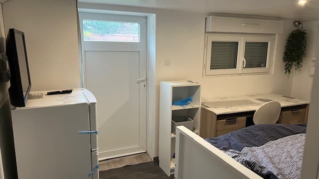 Photo de la location a temps partiel de : 2 Chambres/ cuisine dînoire/salle d'eau/terrasse/ jardin à Villeneuve-le-Roi