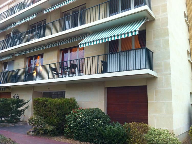 Photo de la location a temps partiel de : Petit appartement joliment meublé, jardin-terrasse, entre parc et centre-ville, à 13' de la Défense à Maisons-Laffitte