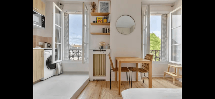 Photo de la location a temps partiel de : Joli studio vue sur jardin au pied du canal Saint-Martin proche République à Paris